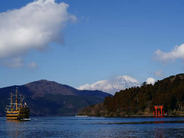 芦ノ湖の湖畔と桟橋