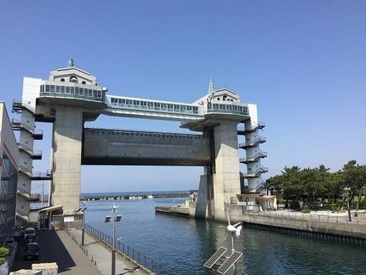 沼津港の大型展望水門びゅうお